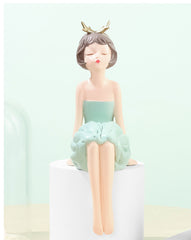 Smoochy Girl Sculpture - waseeh.com