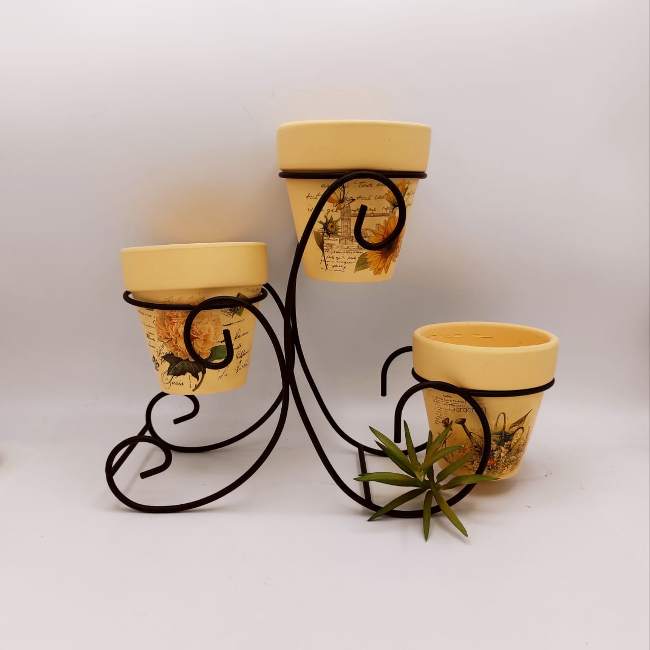 Classy Clay Pots with Metal Frame - waseeh.com
