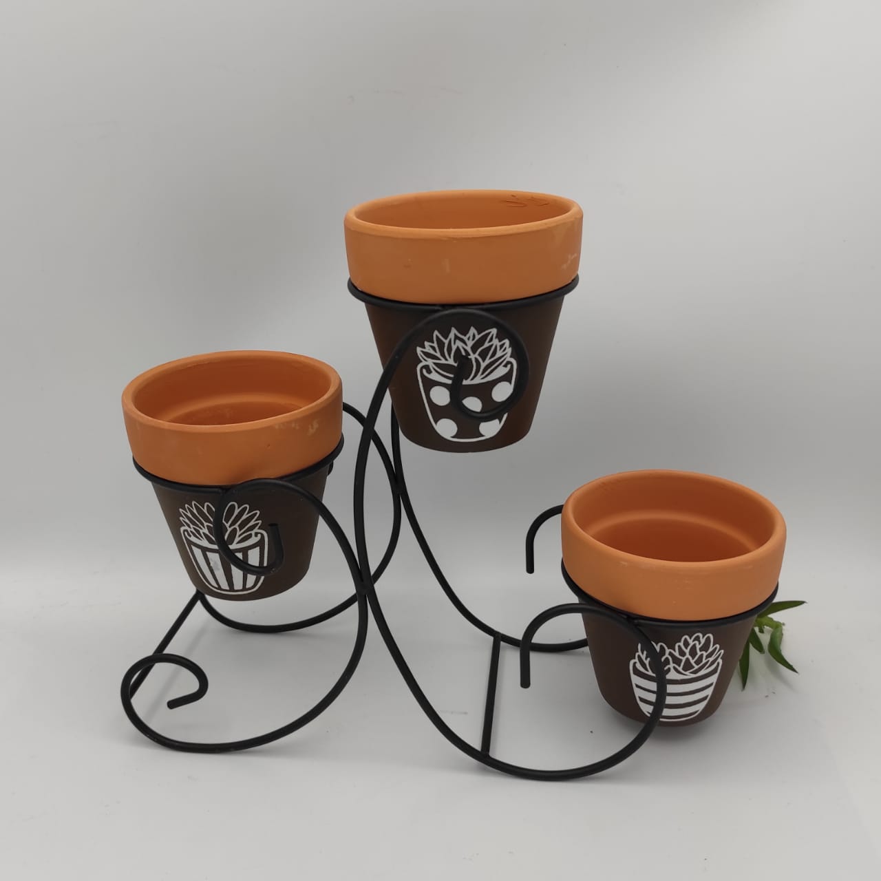 Classy Clay Pots with Metal Frame - waseeh.com