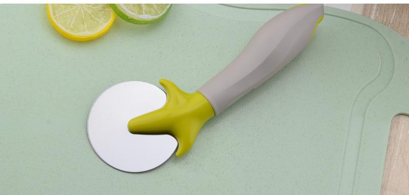 Goodfeer Pizza Cutter | kitchen item | Waseeh Pakistan