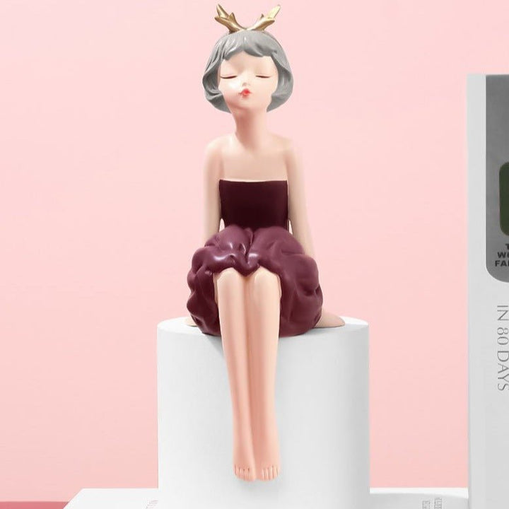 Smoochy Girl Sculpture | Home Décor | Waseeh Pakistan