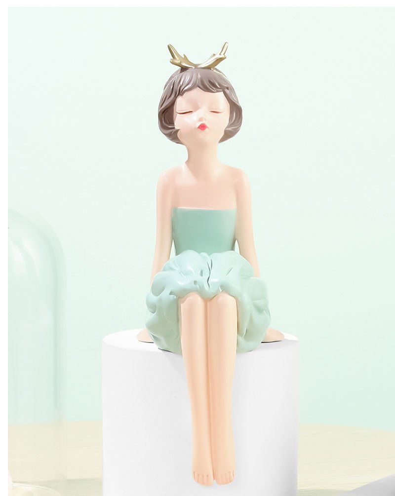 Smoochy Girl Sculpture | Home Décor | Waseeh Pakistan